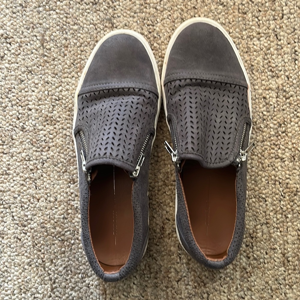 Report womens 8 slip ons. Lightly worn in perfect condition